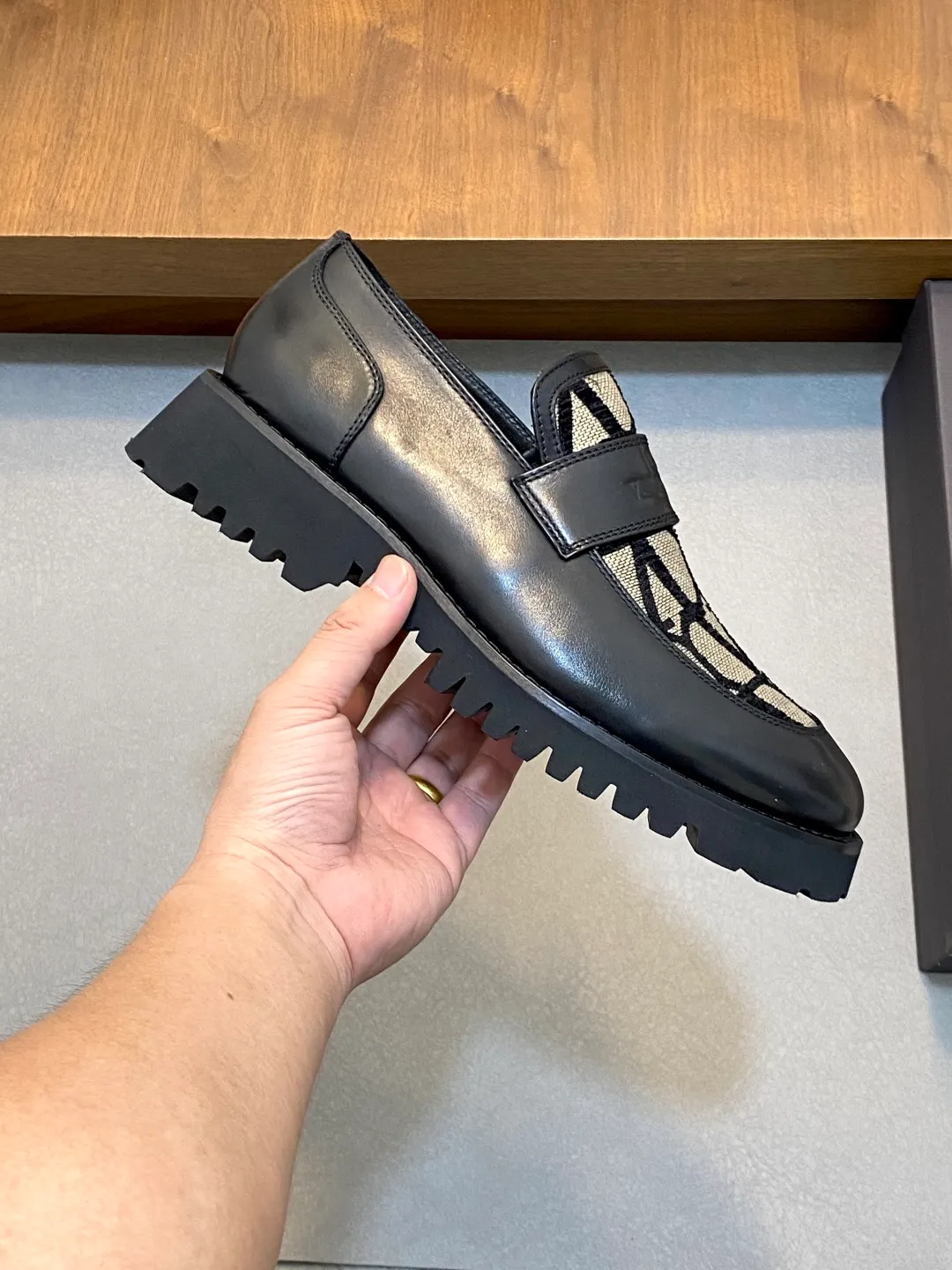 Men's shoes 💰740 VALENTINO Valentino's new men's fashionable casual leather shoes. These leather shoes are made of imported cowhide leather uppers, dyed calfskin lining and calfskin insoles. The upper foot is soft, comfortable and breathable. Comes with complete packaging in the original box! Visible details and quality. Size: 39-44 (customized at 38.45.46)